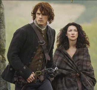 Jamie e Claire, protagonisti dei romanzi di Diana Gabaldon, nella serie TV Outlander